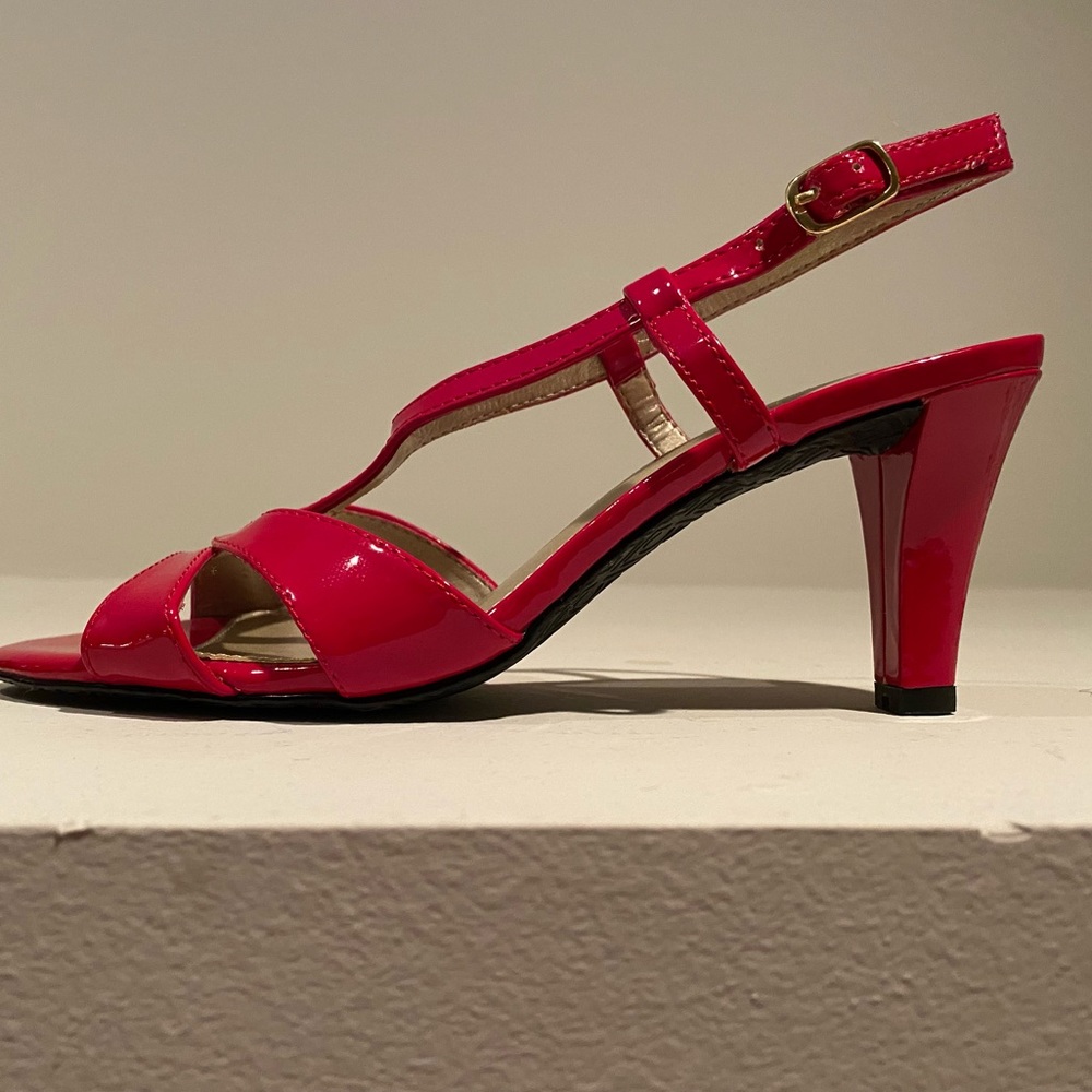 Red Liz Claiborne NWOT Size 6.5M